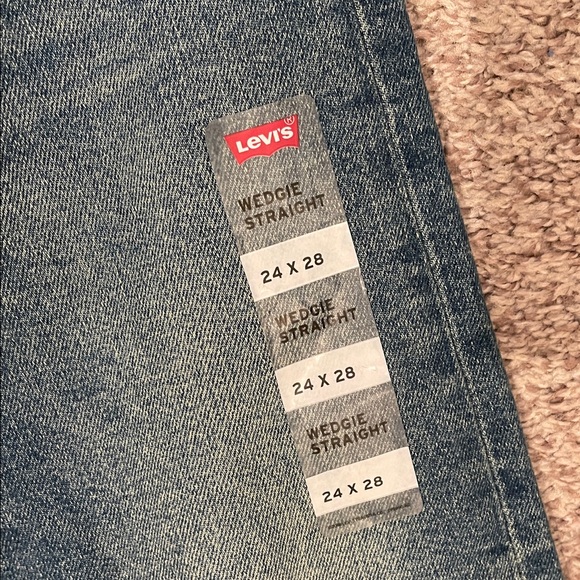 Levi's Wedgie Straight women's jeans in a medium blue wash 24 inch by 28 nwt - Picture 3 of 8